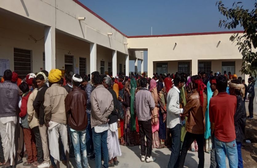 Panchayat chunav : उत्साह अपार : मतदान केन्द्रों पर लगी कतार