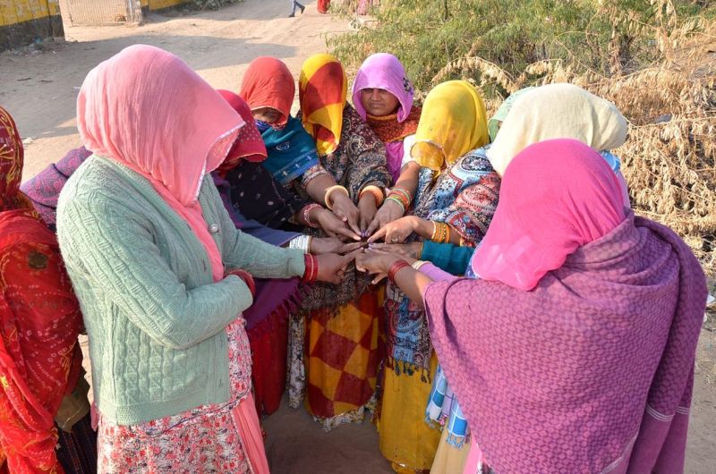 लगी कतारें, युवाओं में जोश, महिलाओं में खुशी