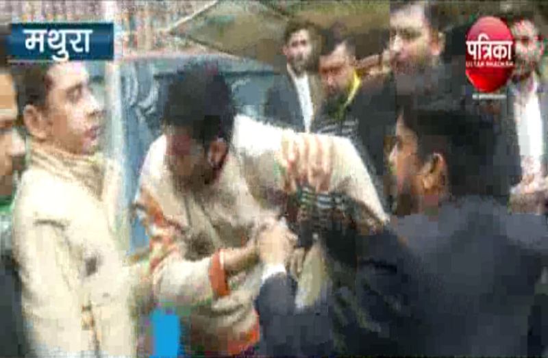 कार सवार युवकों पर टूटा वकीलों का कहर, जमकर की पिटाई, वीडियो वायरल