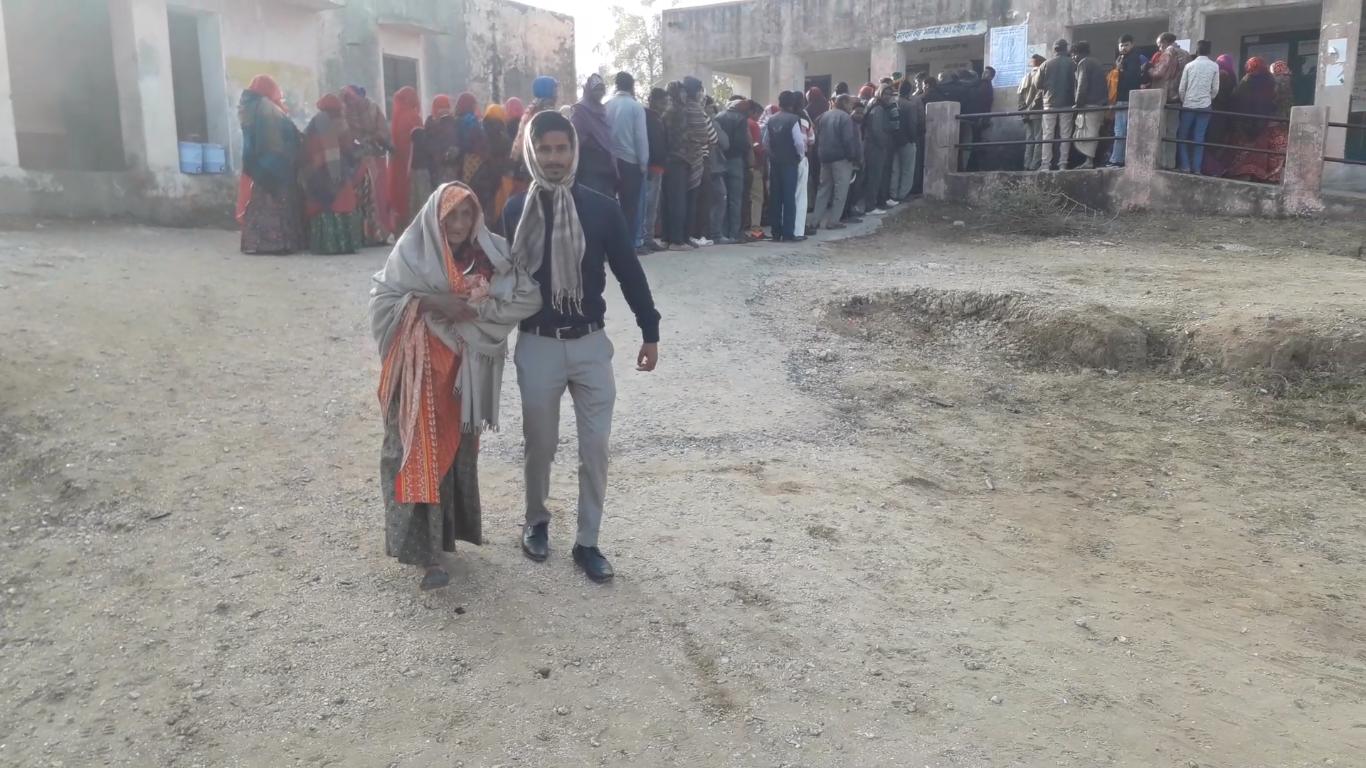 Panchayat Chunav 2020 : कड़ाके की ठंड में भी मतदाताओं का उत्साह चरम पर ….