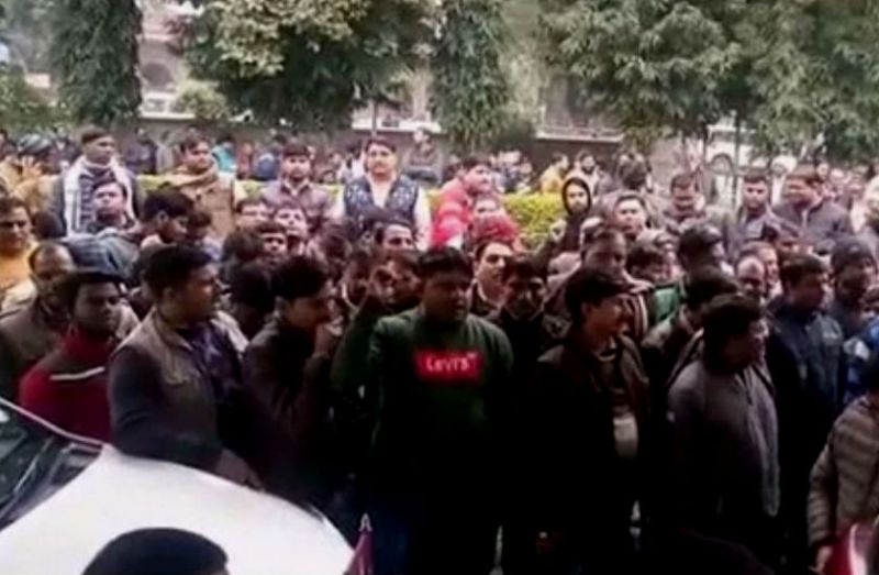 जेई की हत्या के बाद बिजली विभाग के कर्मचारियों ने किया कार्य बहिष्कार, IG और MD का घेराव