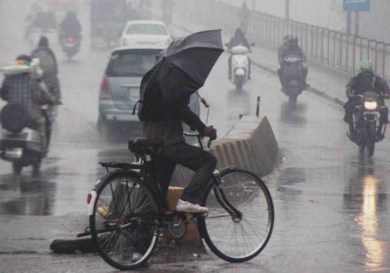 पहाड़ी क्षेत्रों में बर्फबारी जारी, तो बारिश की बूंदों से भीगी राजधानी, अगले छह दिन के लिए मौसम विभाग ने जारी किया अलर्ट