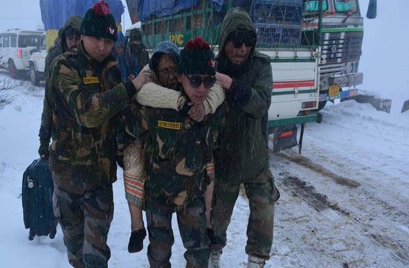 सेना अपनी जान की परवाह किए बगैर इस ड्यूटी को दे रही अंजाम