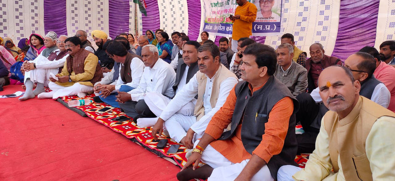 Congressmen sit on the strike of the National Highway