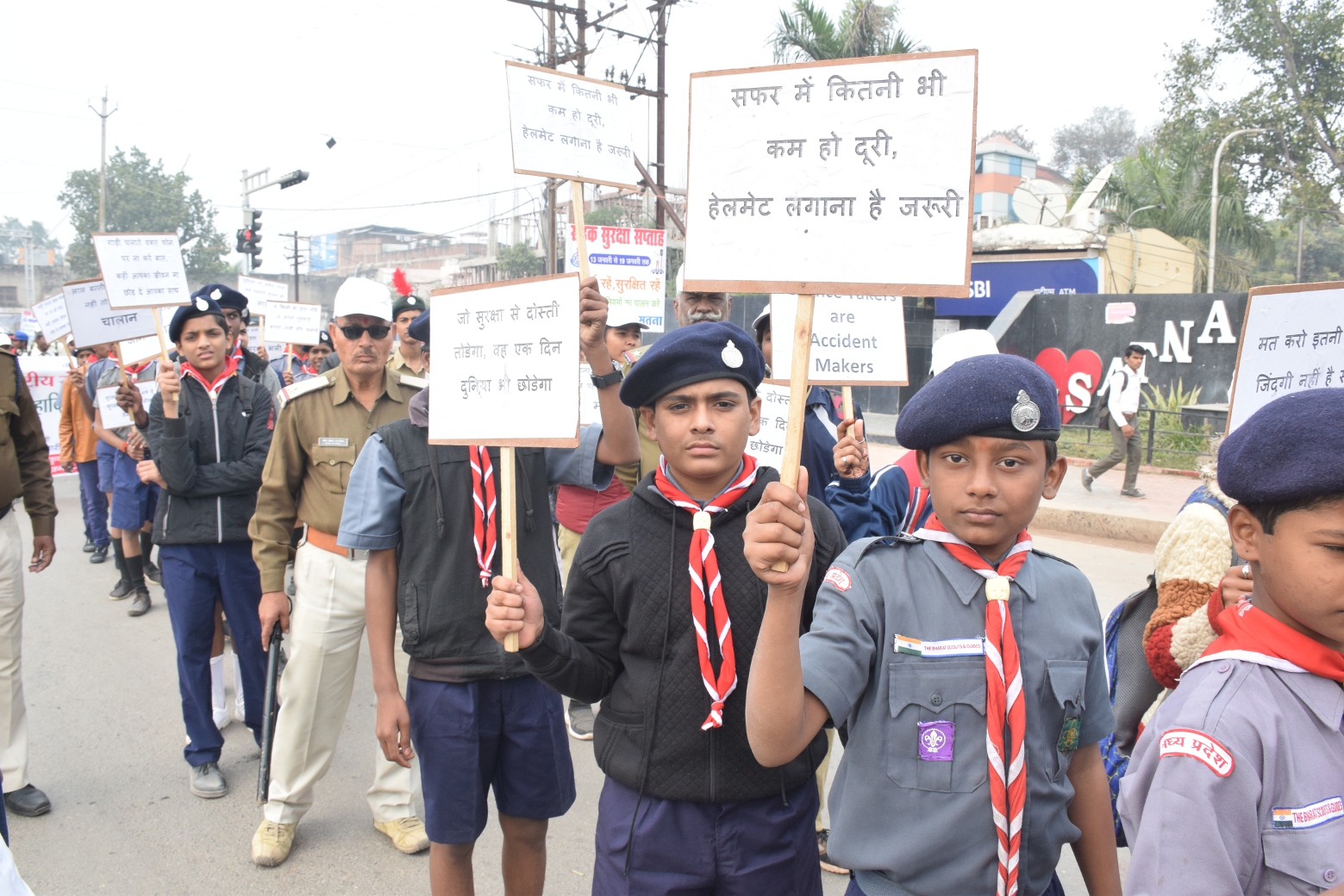 Children took out rally, SP distributed helmet,