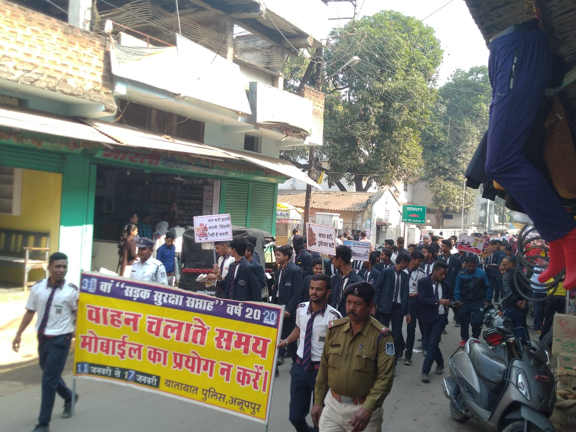 Students took out the rally, the message of road safety rallyral r