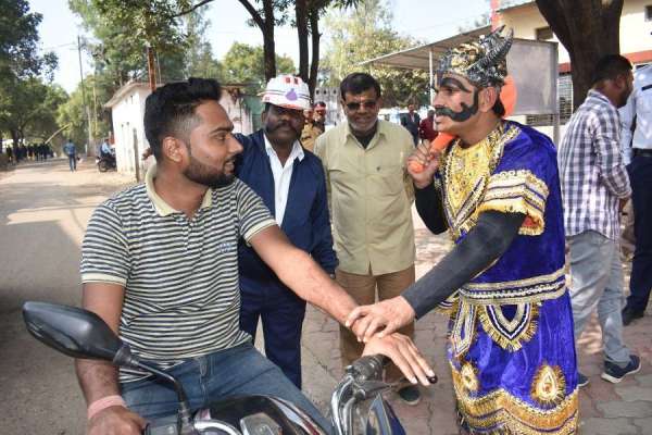 जब सड़क पर निकले यमराज