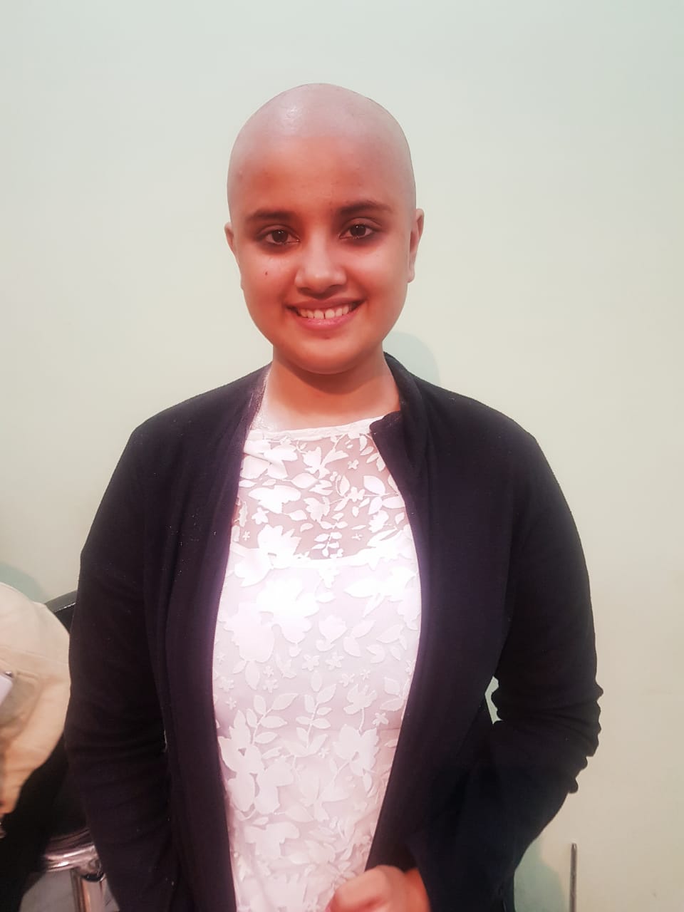 कैंसर पीडि़तों के लिए युवती ने बेशकीमती चीज कर दी दान