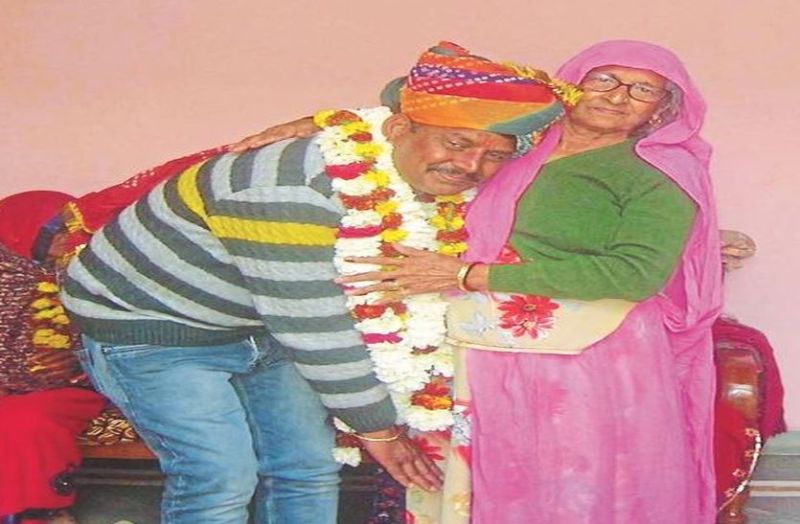 बेटा सरपंच बनने पर मां पेंशन से गांव को देगी एंबुलेंस, उठायेगी मरीज का पूरा खर्च