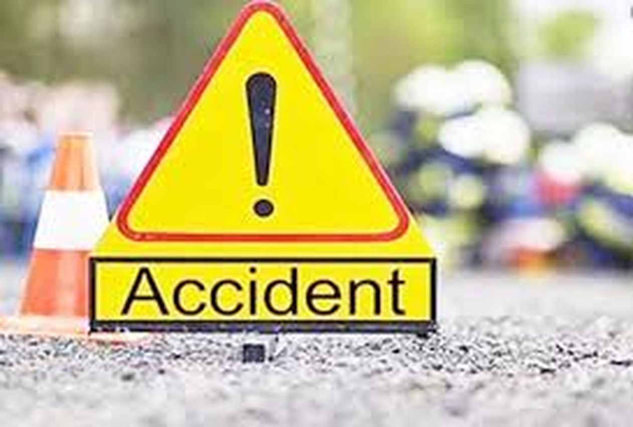 Road accident: कार पलटी, बैंक मैनेजर की मौत