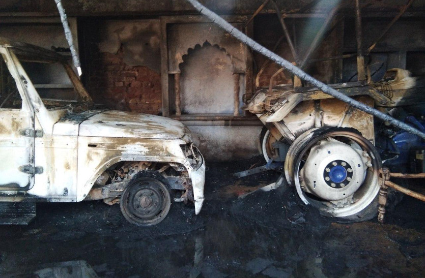 भरतपुर: पुलिस के सामने ही पथराव व फायरिंग, एक घर व दो वाहनों में आग, एक दर्जन घायल