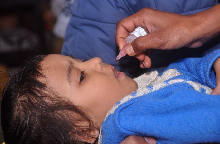 नन्हें मुन्नों को पिलाई पोलियोरोधी दवा