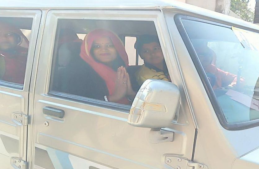 पाकिस्तान के बाद अब दुबई से ऑफिसर का पद छोड़कर आई सरपंच उम्मीदवार, खुद गाड़ी चलाकर कर रही प्रचार