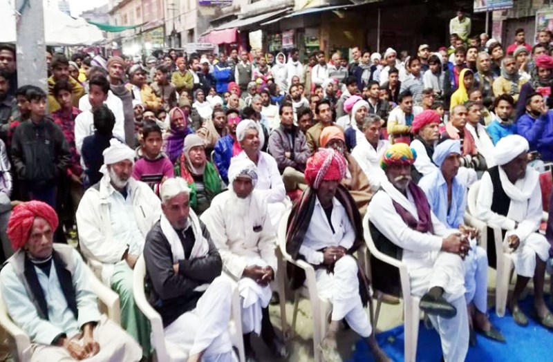 पंचायत चुनाव के लिए डिग्गी ग्राम में लगी चौपाल में उमड़े लोग, प्रत्याशियों से सीधे सवाल कर पूछा मेरा वोट आपकों क्यों ?