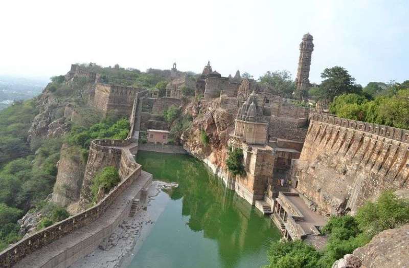 Photographers beat up tourists on Chittorgarh fort