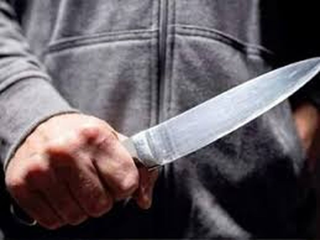 Knife stabbed in a girl's dispute