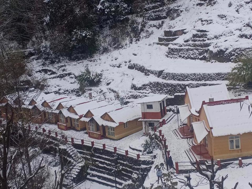 Snowfall : नेपाल में हिमस्खलन, सात लापता