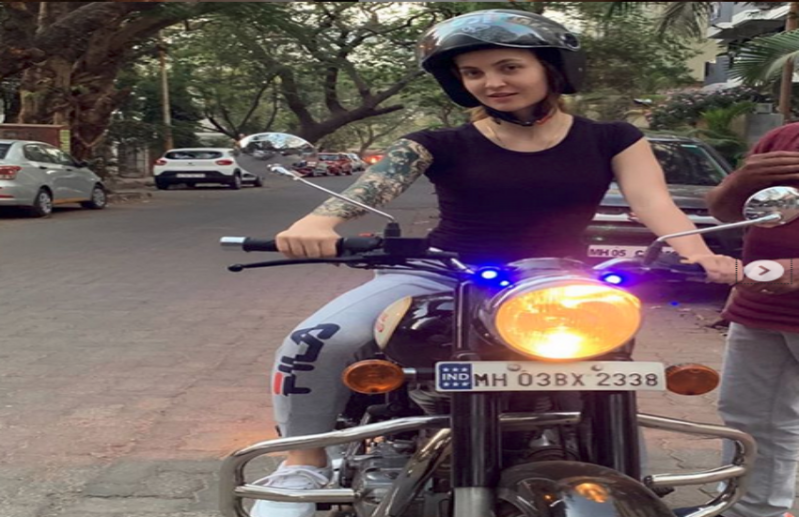 एली अवराम ने तीन दिनों में सीखी बाइक चलानी