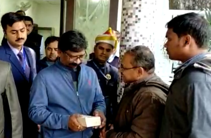 Jharkhand CM हेमंत सोरेन को मिलेगा 'चैंपियन ऑफ चेंज अवार्ड', दिल्ली के लिए रवाना