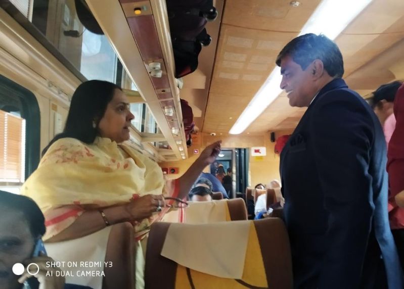 उद्घाटन फेरे तेजस एक्सप्रेस में नाश्ते की प्लेट खोलने के बाद चौंक गई महिला यात्री