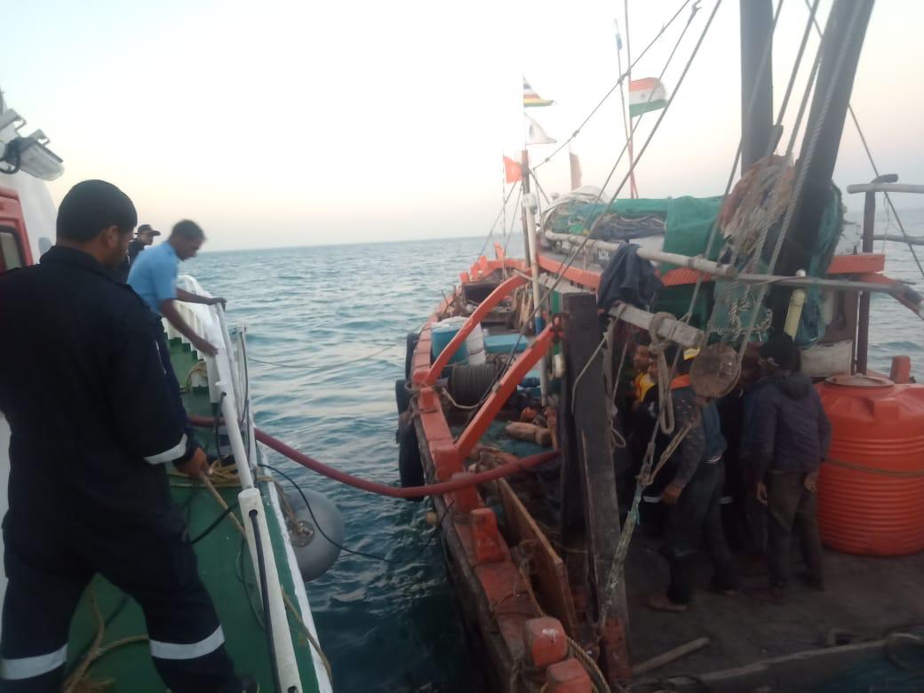 Gujarat: Coast Guard ने पांच मछुआरों को बचाया