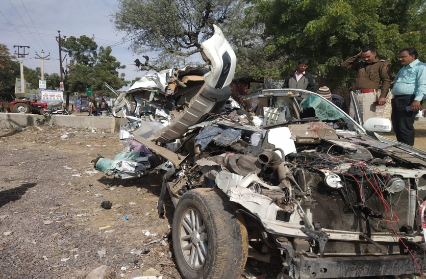 car accident: शादी समारोह में शरीक होने जा रहे कार सवार सात युवकों की दर्दनाक मौत