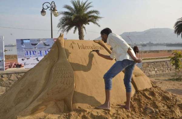 patrika bird fair : बालू रेत पर प्रवासी परिन्दे उकेर पक्षियों के संरक्षण की अपील