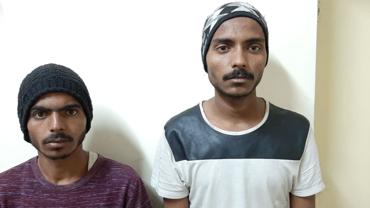 राहगीरों से मोबाइल छीनने वाले दो बदमाश गिरफ्तार