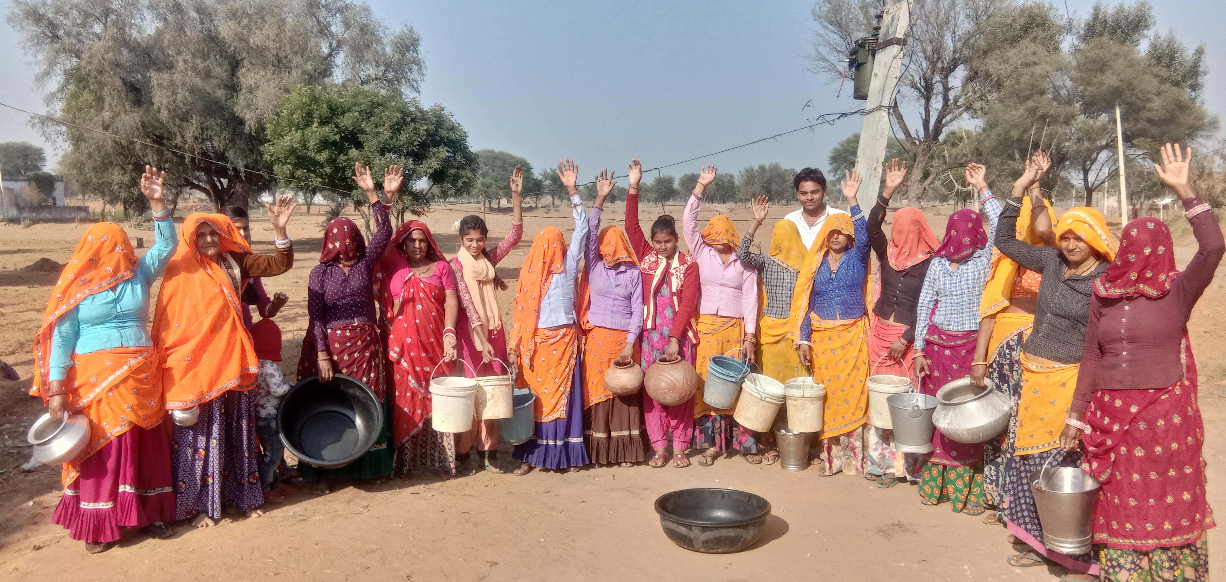पेयजल समस्या पर ग्रामीणों ने खाली बर्तन लेकर जताया विरोध