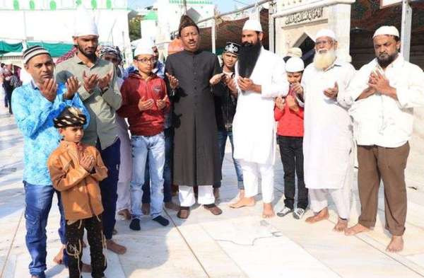 ख्वाजा साहब की दरगाह में शबाना आजमी के स्वस्थ होने की मांगी दुआ