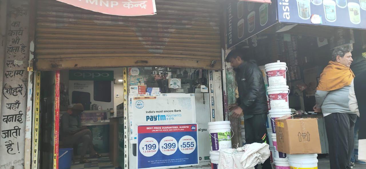शटर मोड़कर दो दुकानों से हजारों रुपए का सामान चोरी