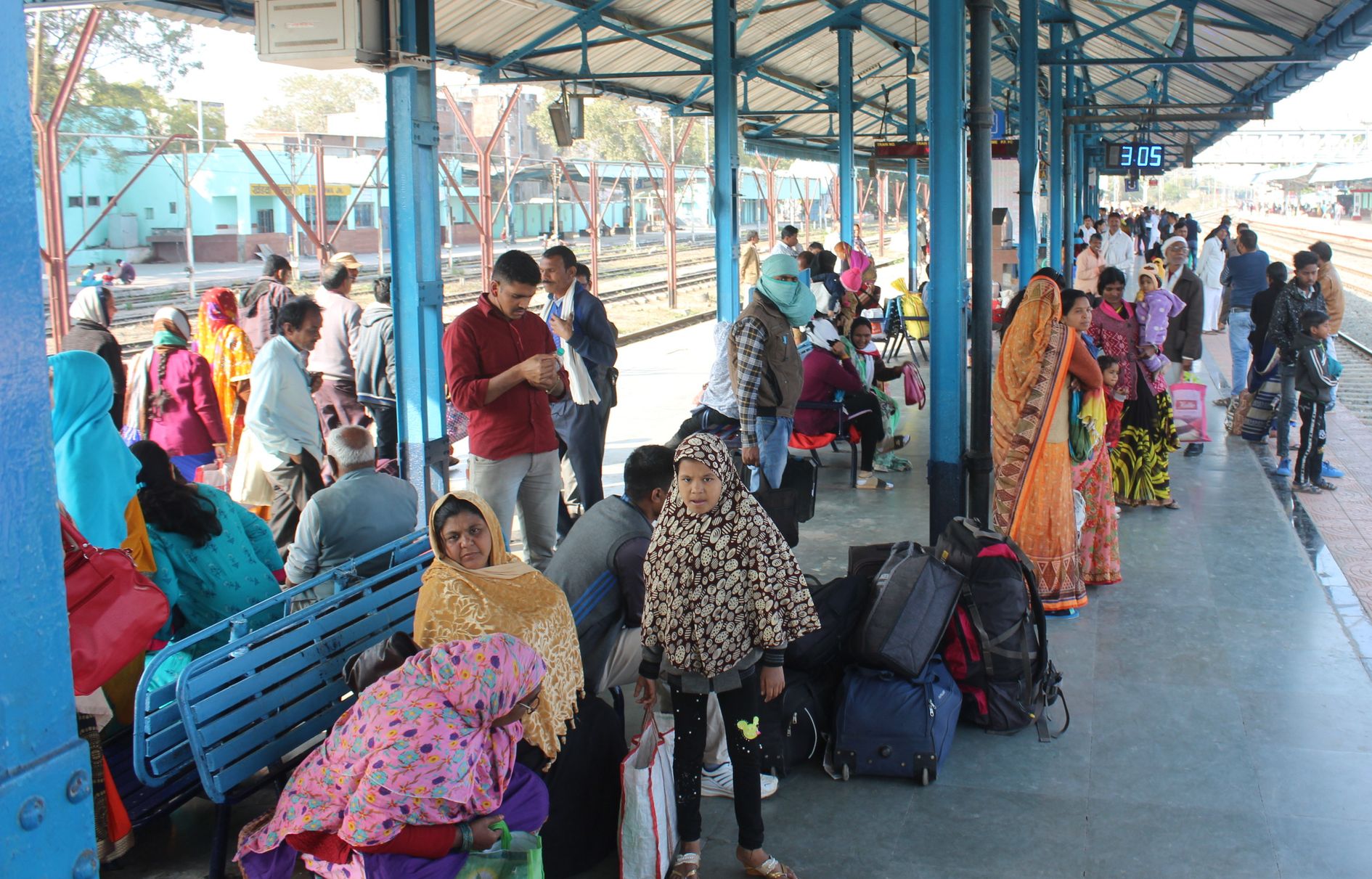 खंडवा में भुसावल-कटनी पैसेंजर ट्रेन 8 घंटे देरी से आई