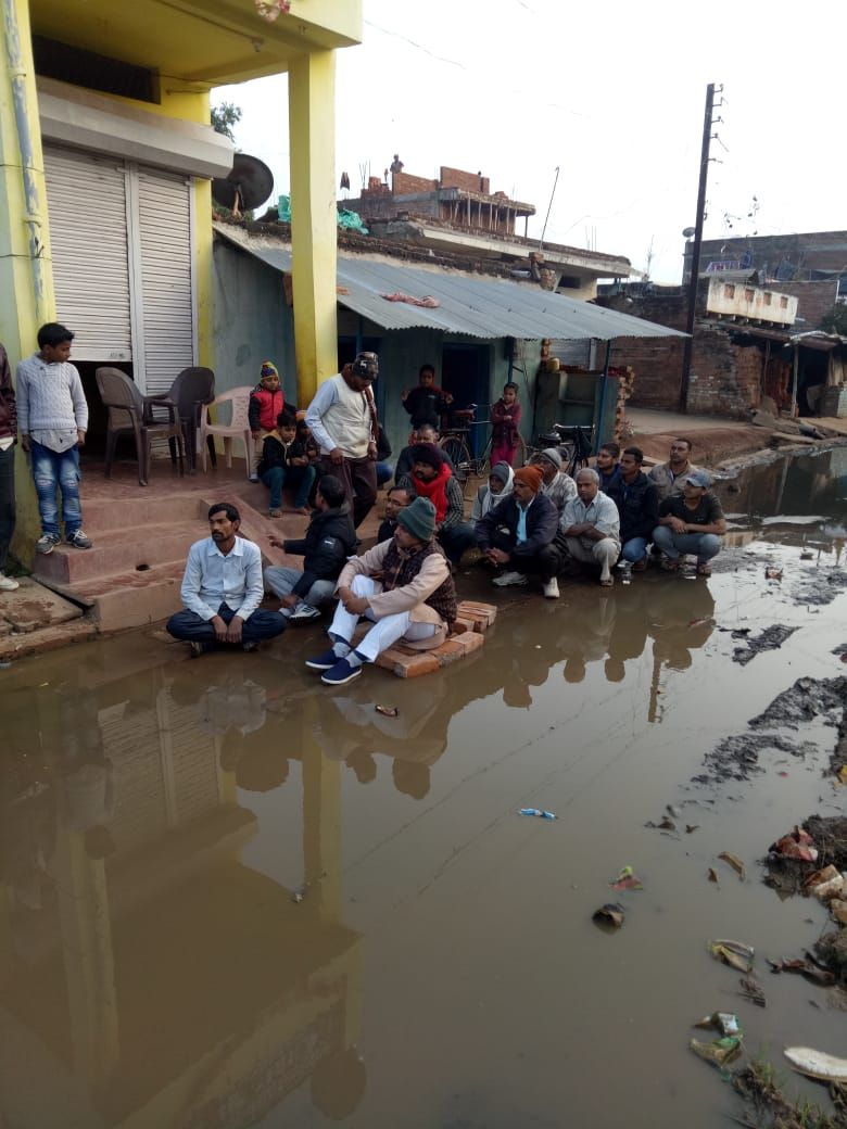 BJP MLA sitting on dharna keeping stones in water