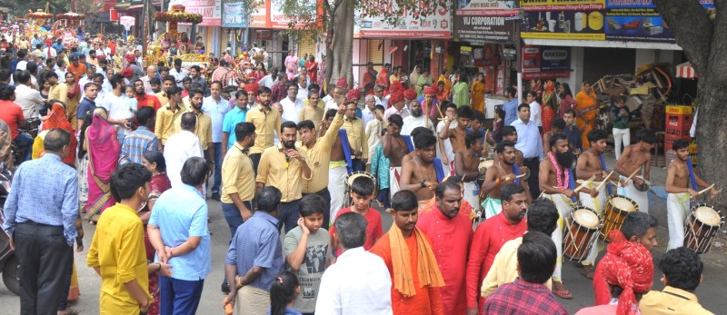 वरघोड़ा में शामिल श्रीजी की रथ के आगे महिलामंडल की सदस्य रास्ता साफ कर जल छिड़क रही थी। वरघोड़ा में शामिल सभी लोग भगवान महावीर के जयकारे लगा रहे थे।
