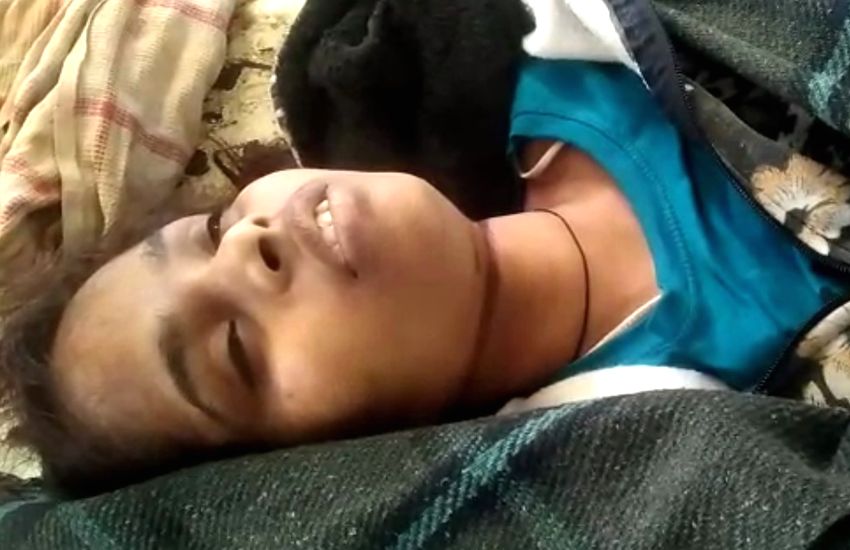 VIDEO : बीकॉम की छात्रा ने फांसी लगाकर की खुदकुशी, परिजन बोले- उसने बेटी का गला घोंटकर टांग दिया है