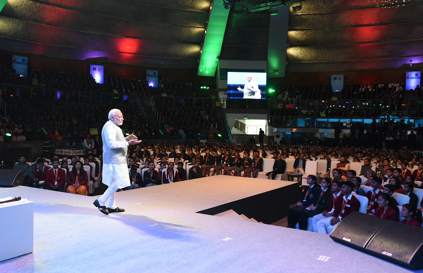 PM मोदी ने किया बच्चों से संवाद, बोले- जीवन पर टेक्नोलॉजी को हावी न होने दें