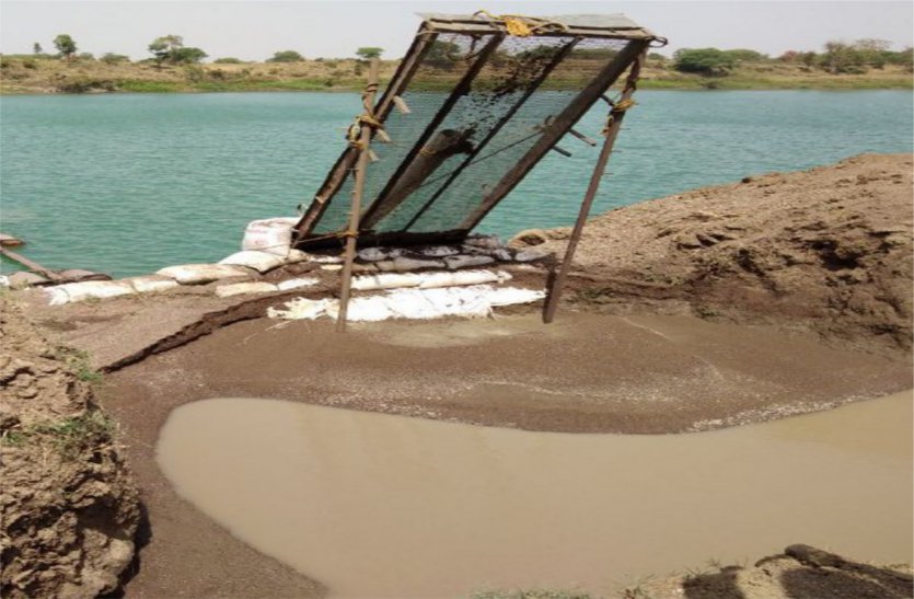 Information reaches sand mafia before action