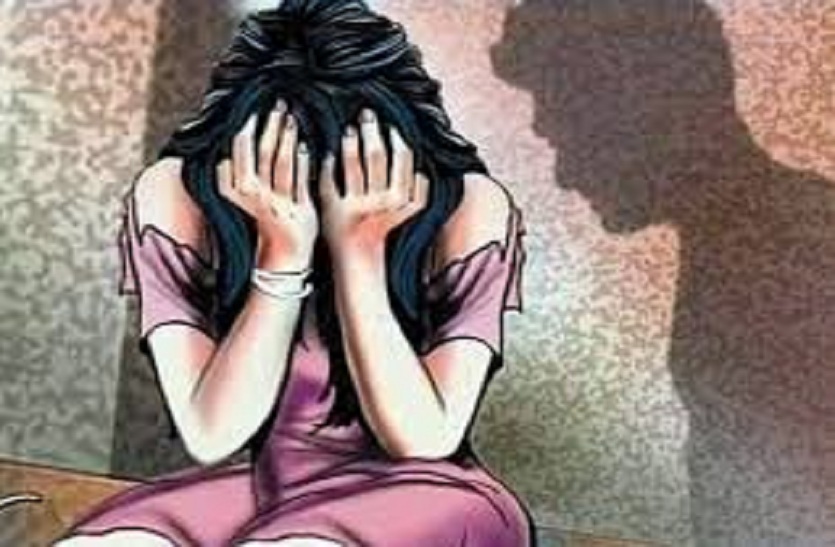 स्कूल के बाहर से छात्रा का अपहरण कर किया बलात्कार