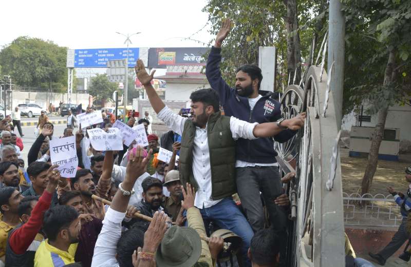 Smart City:  ज्ञापन के लिए कलक्टर साब को बाहर बुलाने पर अड़े तो कुछ गेट पर चढ़े