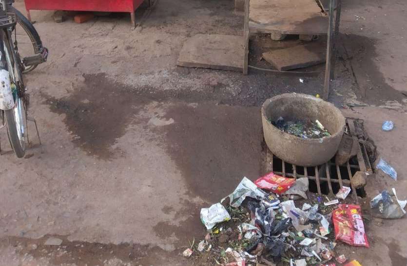 Dirt at many places in Katni city