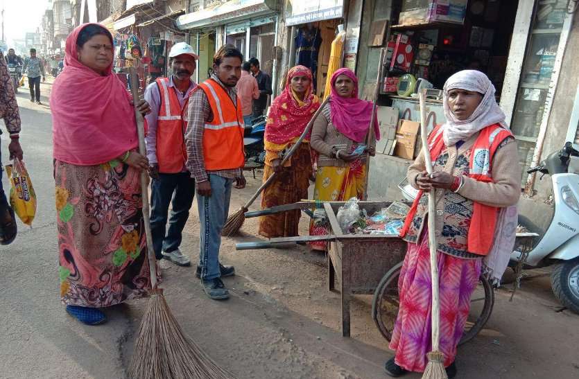 Dirt at many places in Katni city