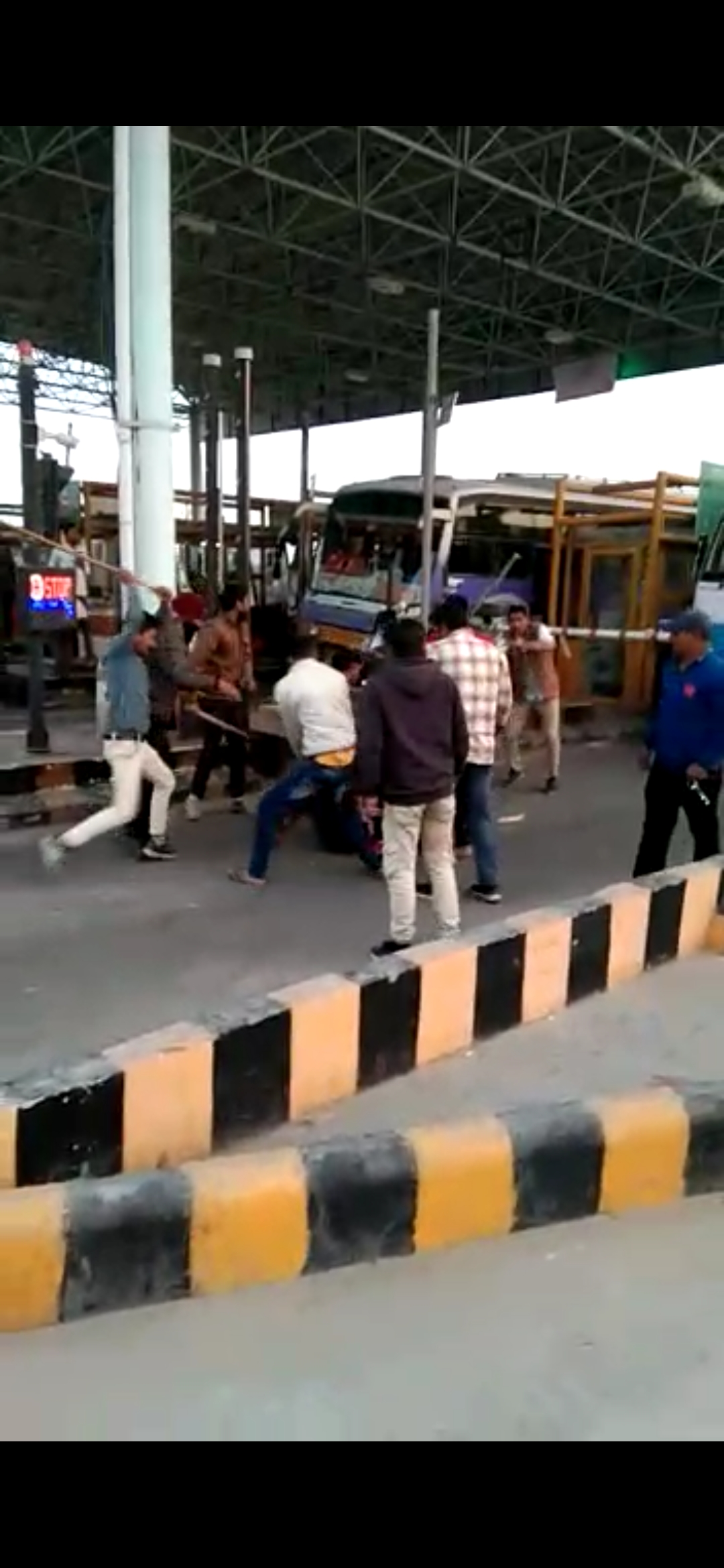 फास्टैग को लेकर बस चालक और टोलकर्मी भिड़े