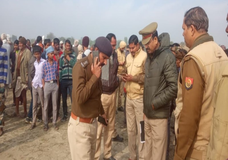 गोंडा में घाघरा नदी में नाव पलटी, करीब 22 डूबे, एक शिक्षक का शव निकाला गया