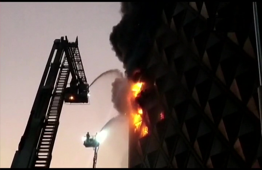 गुजरात: सूरत की 10 मंजिला टेक्सटाइल मार्केट में भीषण आग