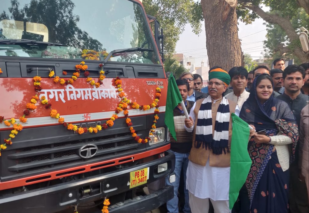 केन्द्रीय मंत्री ने दिखाई रोड स्विपिंग मशीन को हरी झंडी