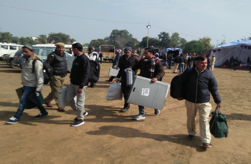 पंचायत चुनाव का द्वितीय चरण: मतदान कराने को रवाना हुए मतदान दल