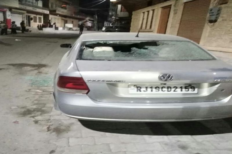देर रात युवकों का उत्पात, दो दर्जन से ज्यादा कारों के कांच फोड़े