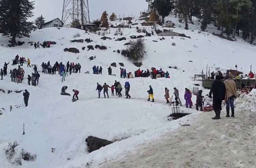 शिमला-मनाली में बर्फबारी, पहुंचने लगे पर्यटक