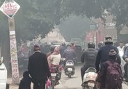 बर्फीली हवाओं से अभी और कांपेंगे लोग, कोहरे और ठंड में ठिठुरते हुए स्कूल गए बच्चे