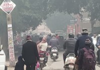 बर्फीली हवाओं से अभी और कांपेंगे लोग, कोहरे और ठंड में ठिठुरते हुए स्कूल गए बच्चे